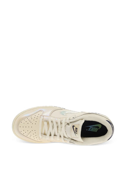 NIK.E DUNK LOW METALLIC JEWEL SWOOSH